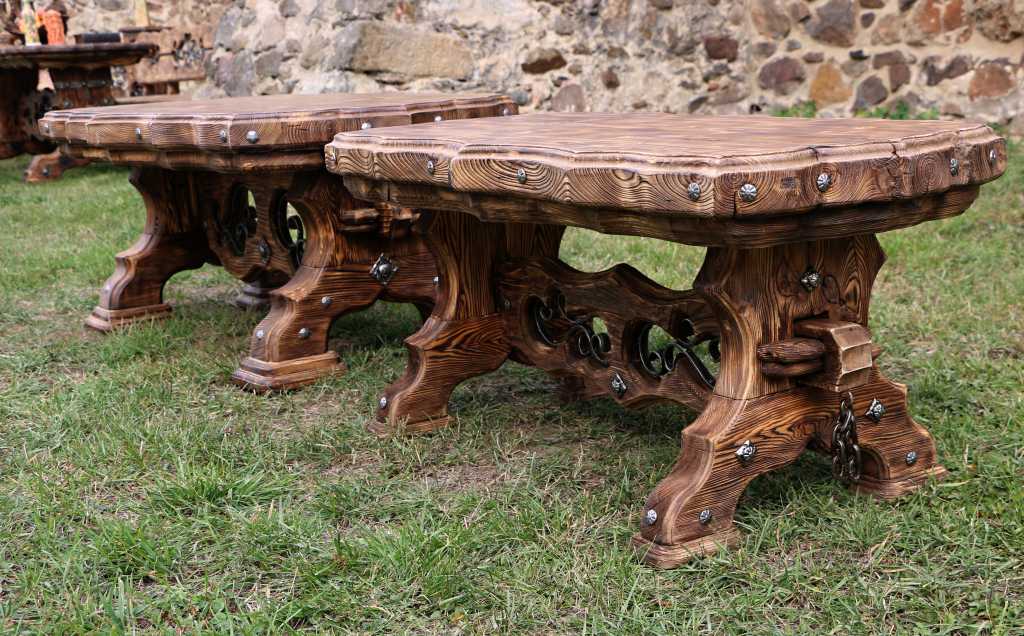 Dřevěný konferenční stůl