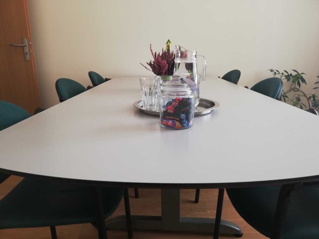 Zasedací/jednací stůl vč. 6x židlí