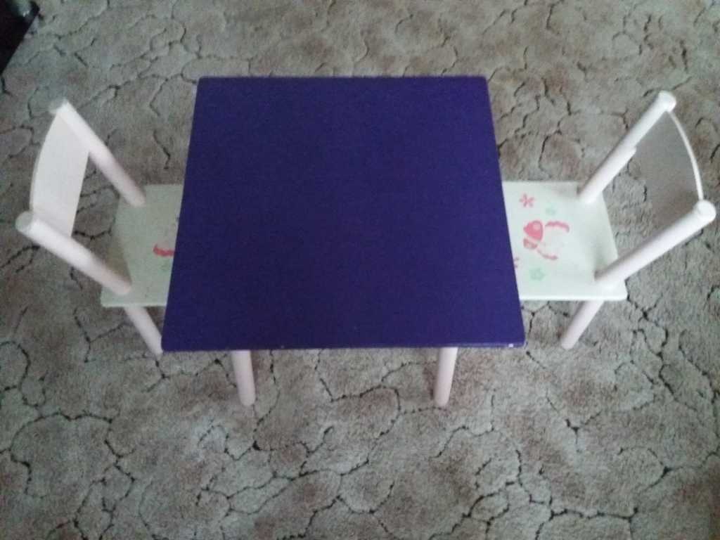 Dětský stolek se 2 židlemi