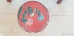 Dřevěný červený stůl a taburet na čínské motivy